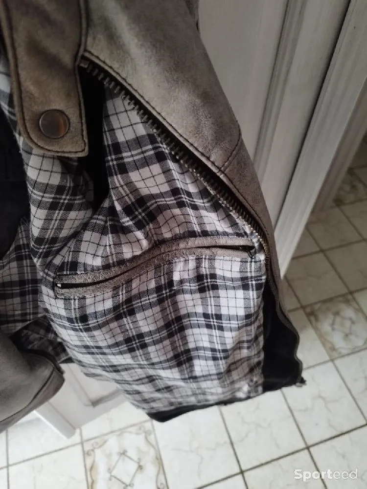 Blouson cuir motard  d'occasion Ajouté le : 11/07/2023