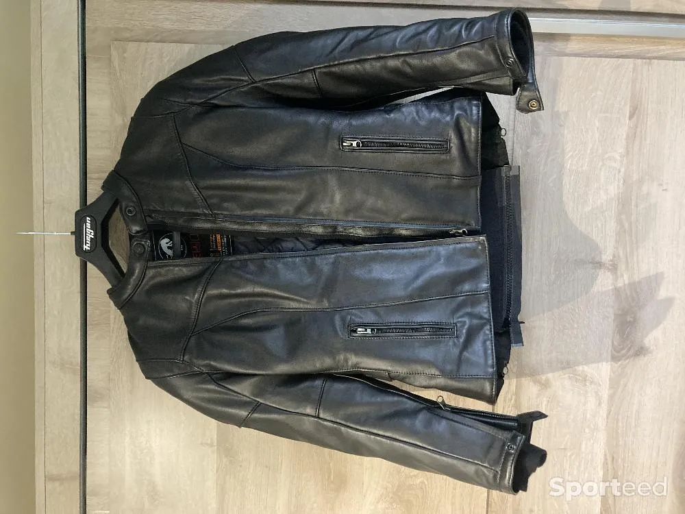 Blouson de moto cuir femme d'occasion Ajouté le : 04/07/2023