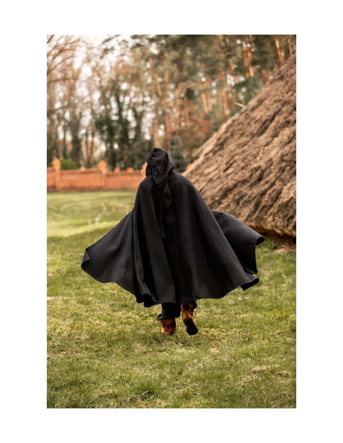 Cape médiévale courte avec fermeture à bretelles, modèle Ilmar, noire 131 cm.