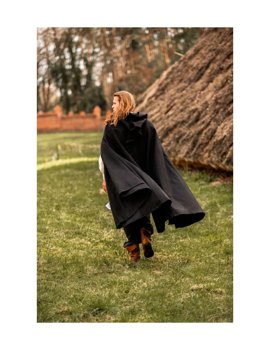 Cape médiévale courte avec fermeture à bretelles, modèle Ilmar, noire 131 cm.