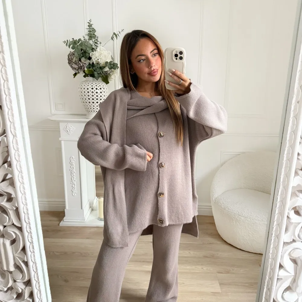 ENSEMBLE EN MAILLE AVEC CAPE TAUPE