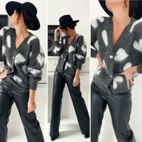 Gilet gris boutonné aux coeurs