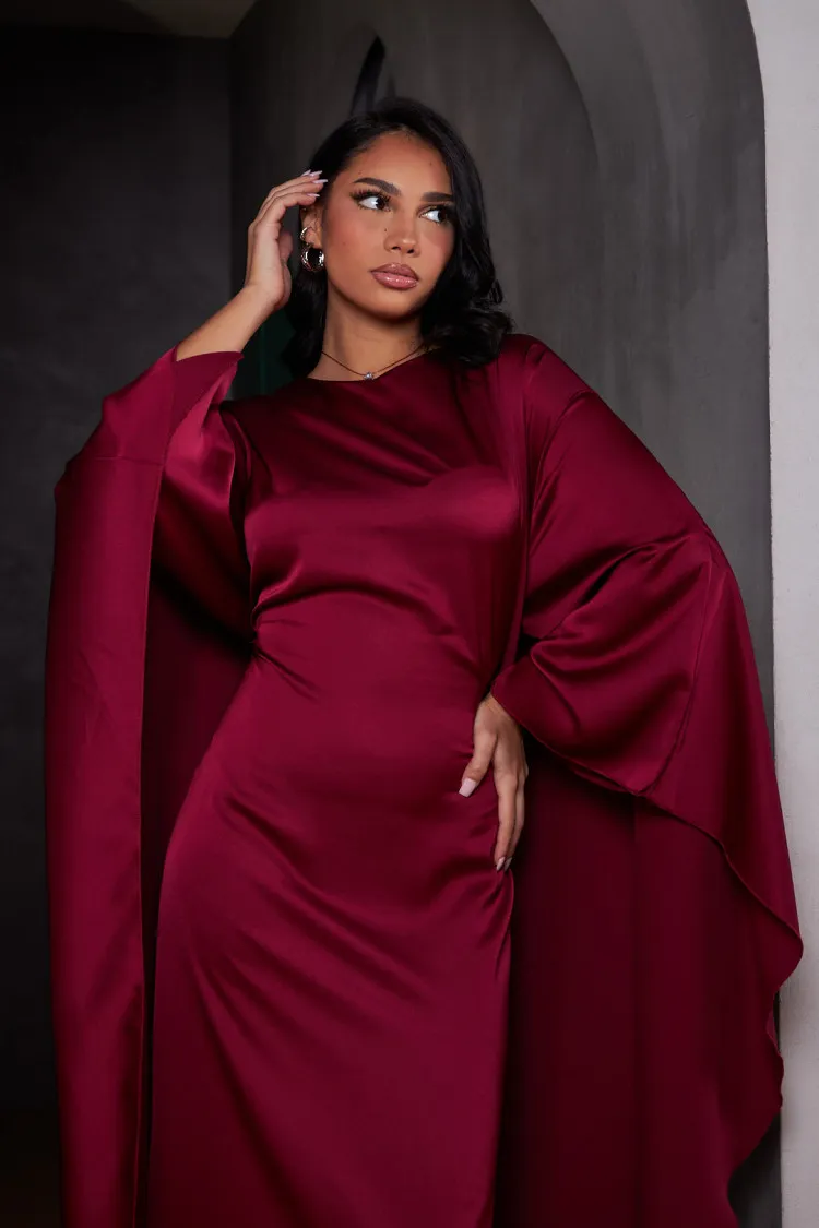 Robe ample ceinturée et satinée bordeaux avec empiècement cape